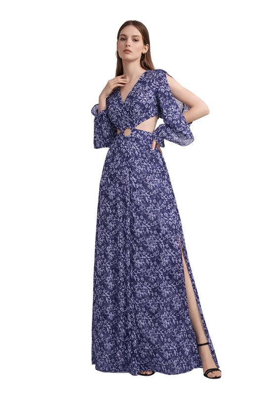 Niebieska sukienka maxi w kwiaty z wycięciem w talii i detalem w formie pierścienia